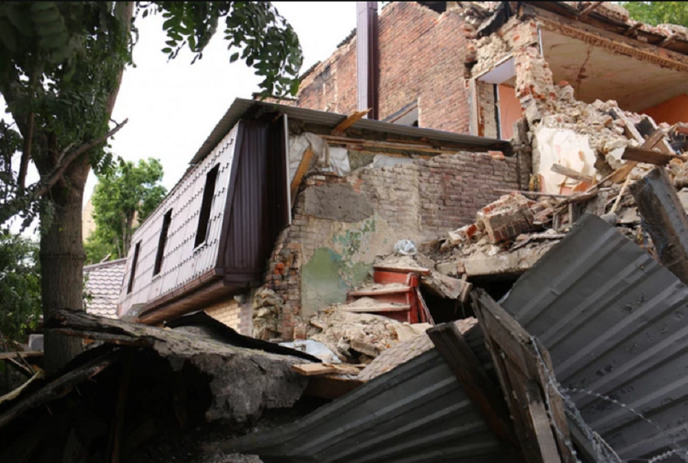 В центре в Ростове признали аварийным дом, которому случайно снесли крышу