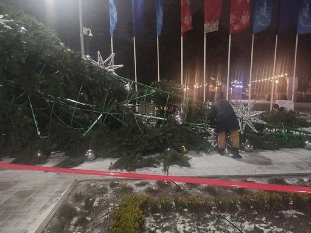Упавшую из-за ветра в январе новогоднюю елку вновь установят в центре в Ростове