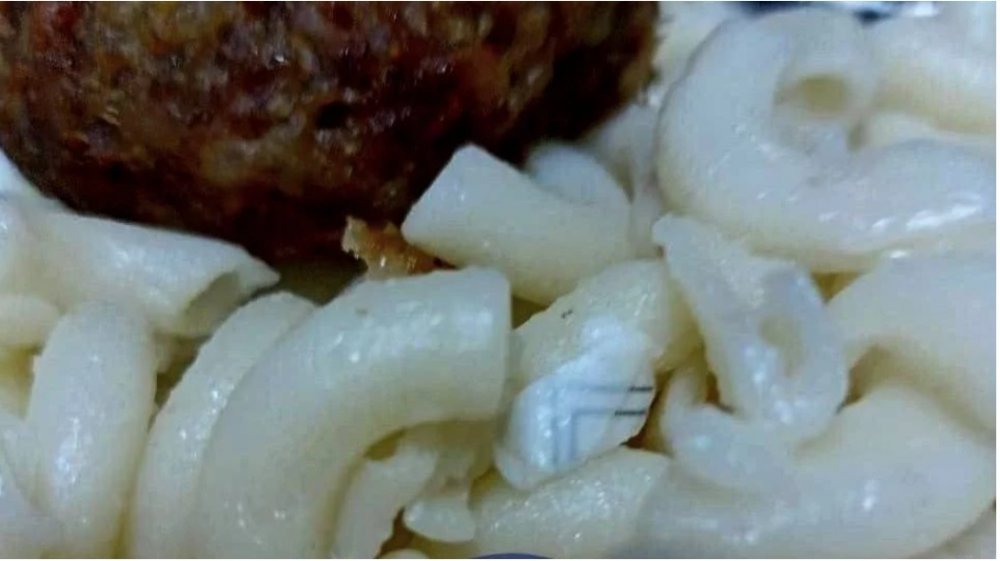 Батайские власти прокомментировали еду с накладными ногтями в лицее