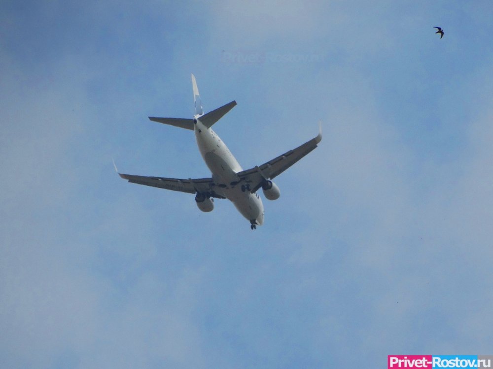 СМИ заявили, что в закрытом для полетов ростовском аэропорту Платов приземлился самолет Superjet