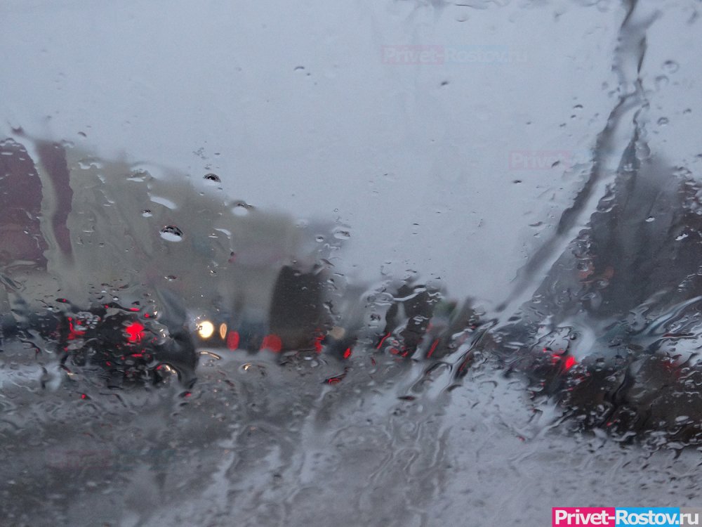 Дождь с градом размером с горох обрушился на улицы Ростова вечером 19 ноября