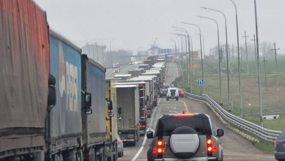 Граница Ростовской области и Краснодарского края парализована из-за усиленного досмотра транспорта