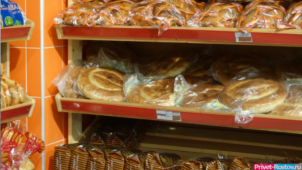 «Стал мокрым и липким»: Жителей в Ростове-на-Дону возмутило качество хлеба