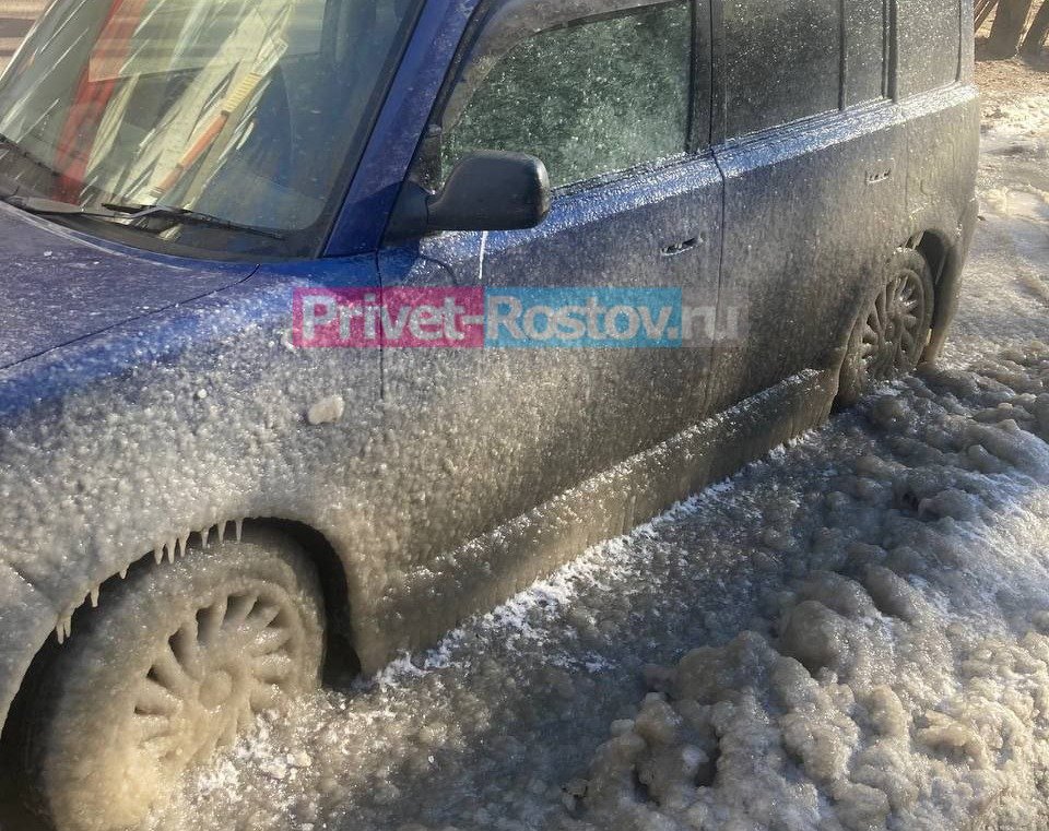 Улица Погодина в Ростове покрылась льдом из-за коммунальной аварии днем 5 декабря
