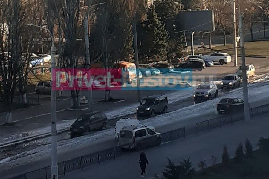Ледяными сугробами покрылись улицы в нескольких районах в Ростове при отсутствии дождя и снега