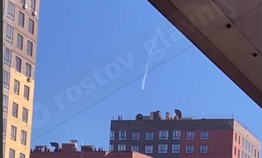 Жители в Ростове-на-Дону напуганы следами в небе днем 6 декабря