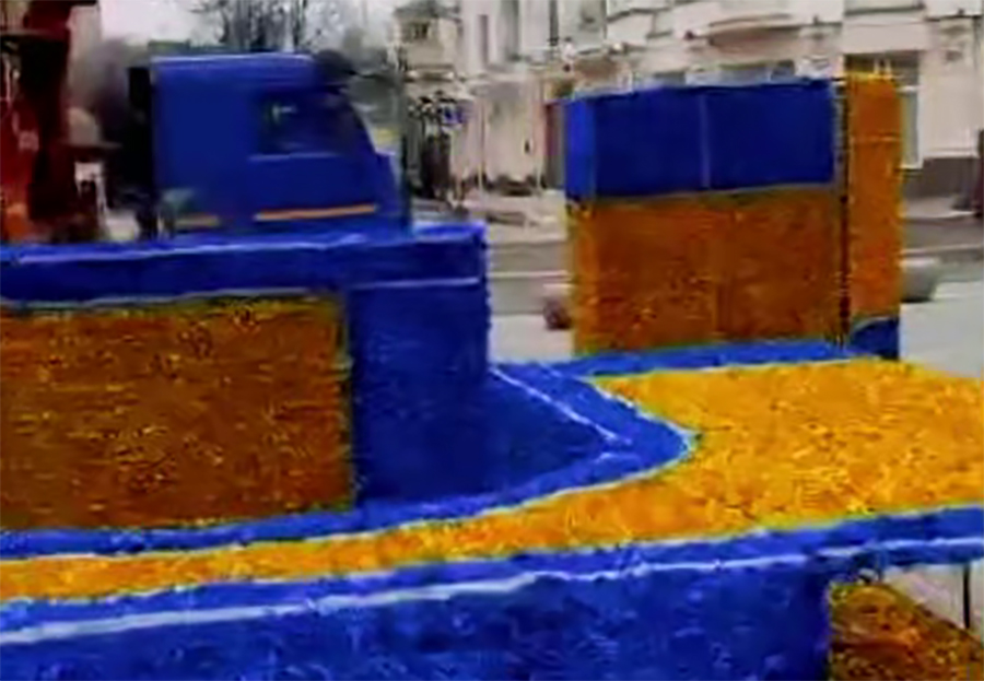 Власти Ростова пообещали убрать желто-синие цвета на новогодней инсталляции