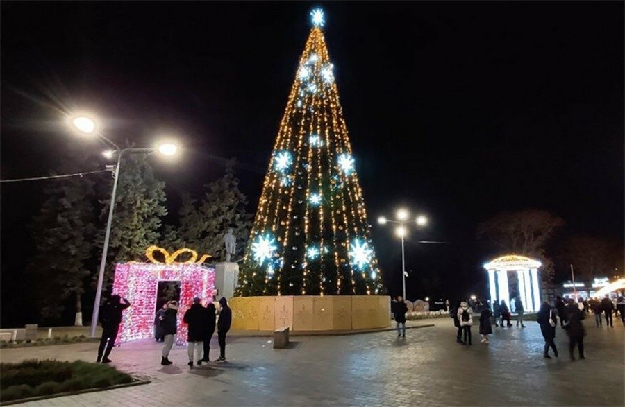 В Ростове включили подсветку на главной городской елке вечером 10 декабря