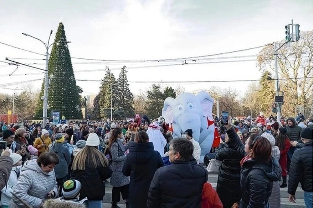 В Ростове уличный театр устроил шествие с надувным слоном днем 11 декабря