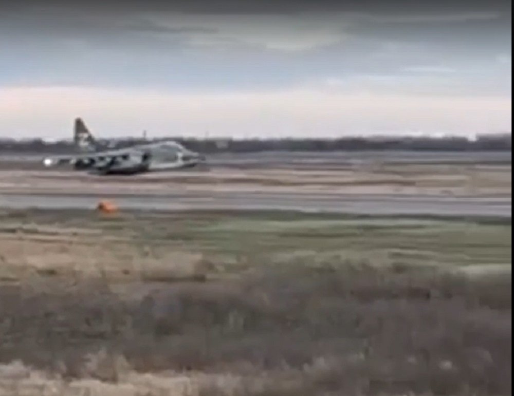В Ростовской области летчики посадили подбитый украинскими ПВО российский самолет