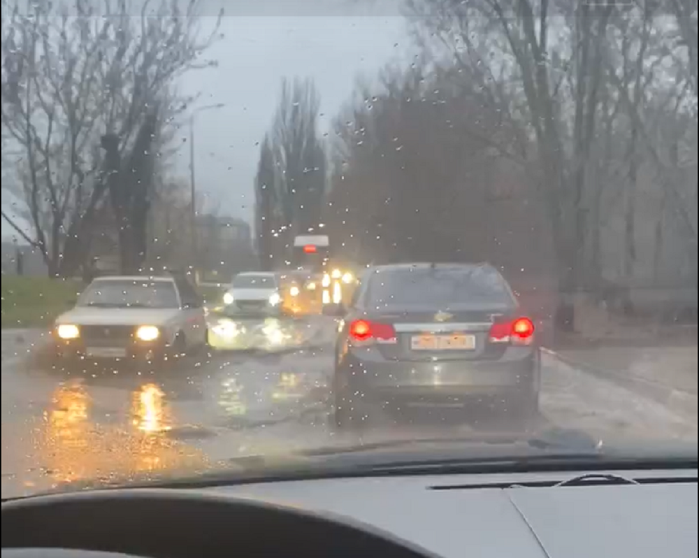 Водители в Ростове-на-Дону жалуются на затопление дороги на улице Оганова днем 13 декабря