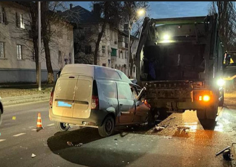 Грузчик мусоровоза погиб в аварии на Портовой в Ростове-на-Дону утром 15 декабря