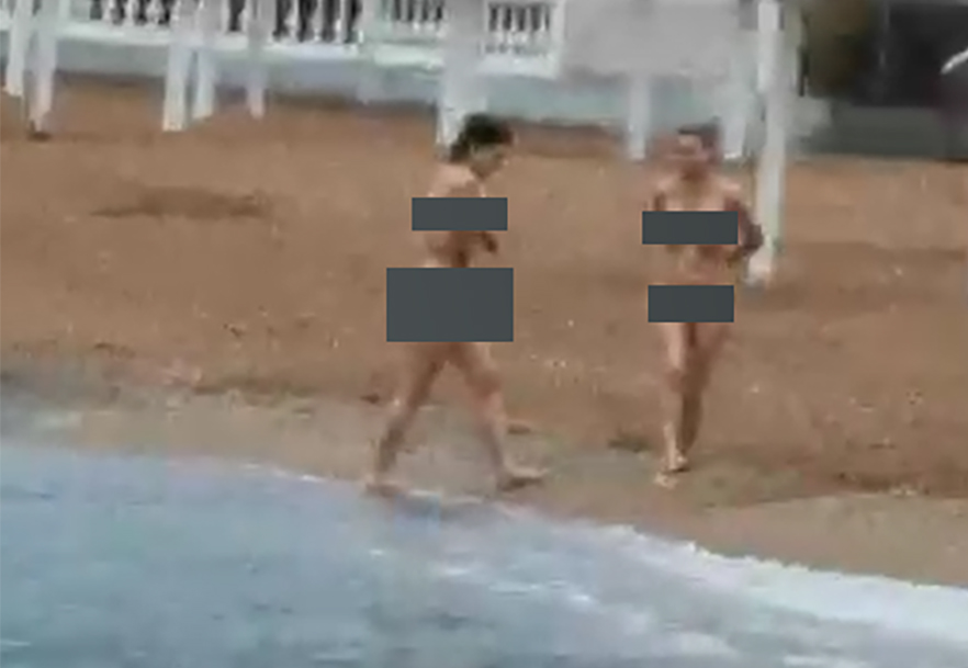 Две девушки голышом искупались в море на глазах у кучи очевидцев в Геленджике