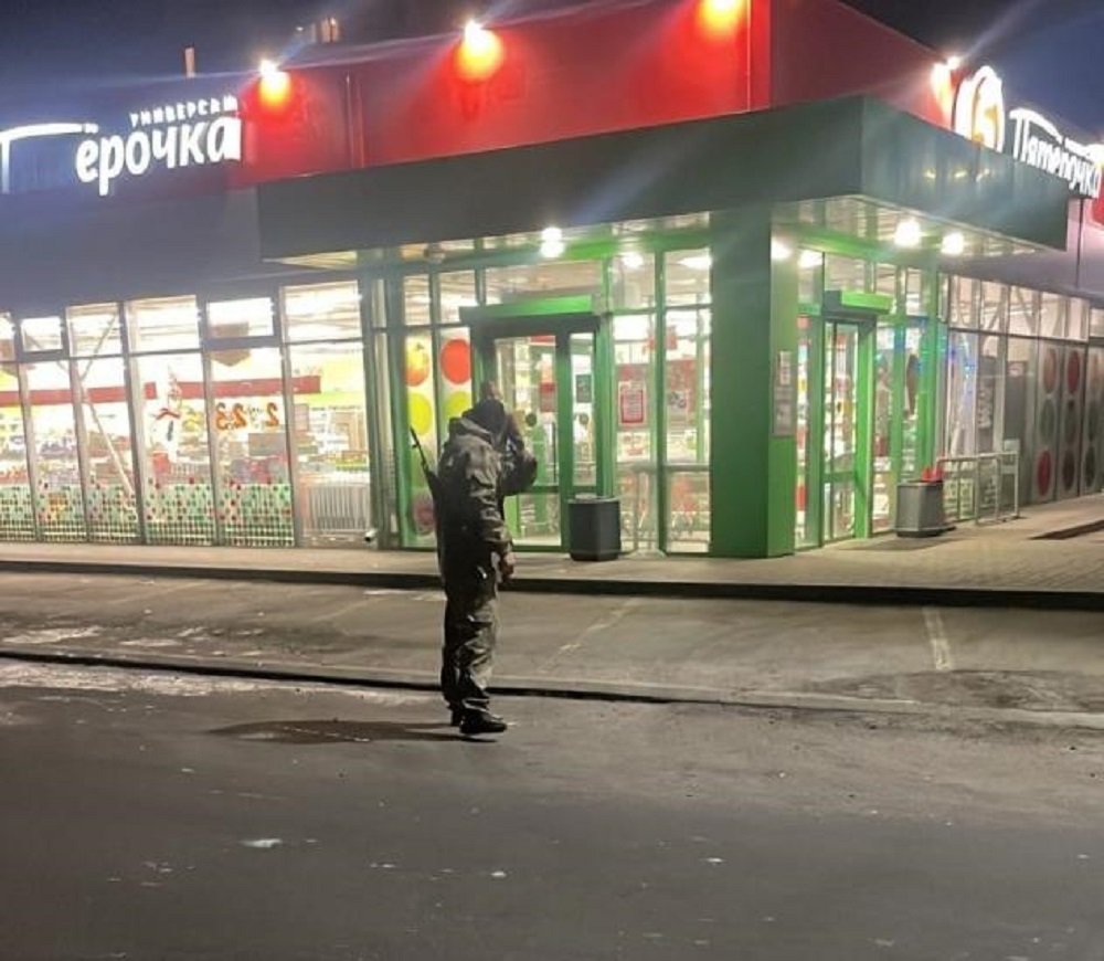 В Батайске по улицам разгуливал мужчина в камуфляже и с муляжом ак-47