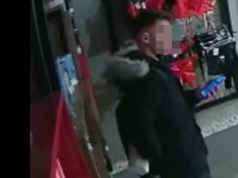 В центре в Ростове парень украл из интимного магазина резиновую женщину за 25 тысяч рублей