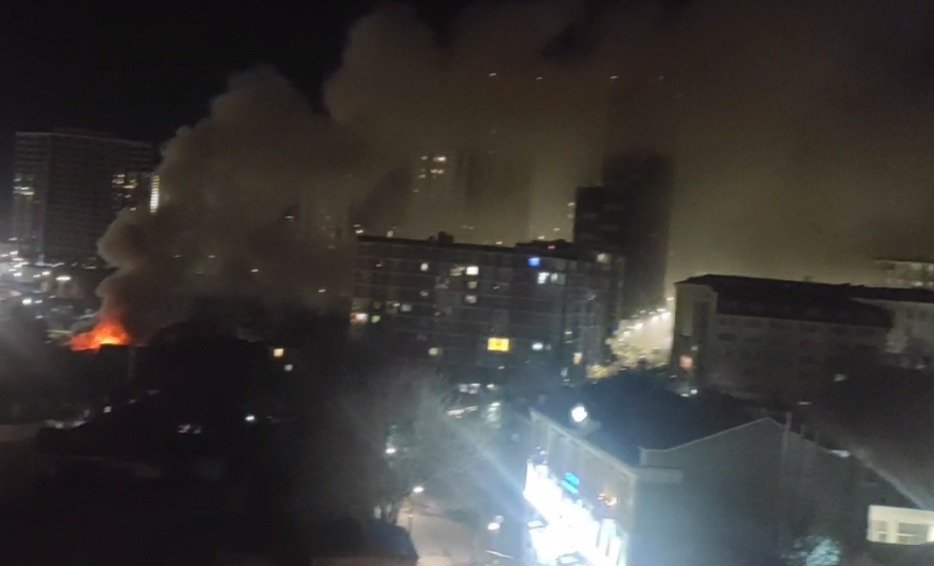 В центре Ростова-на-Дону потушили крупный пожар площадью 150 кв. м в ночь на 30 декабря