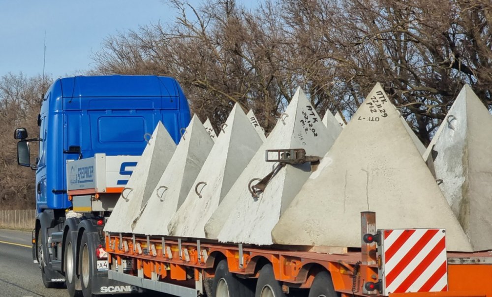 В Ростовской области началась массовая распродажа противотанковых пирамид