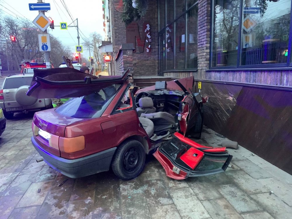 В Ростове водитель Audi после столкновения с автобусом врезался в ресторан утром 25 декабря