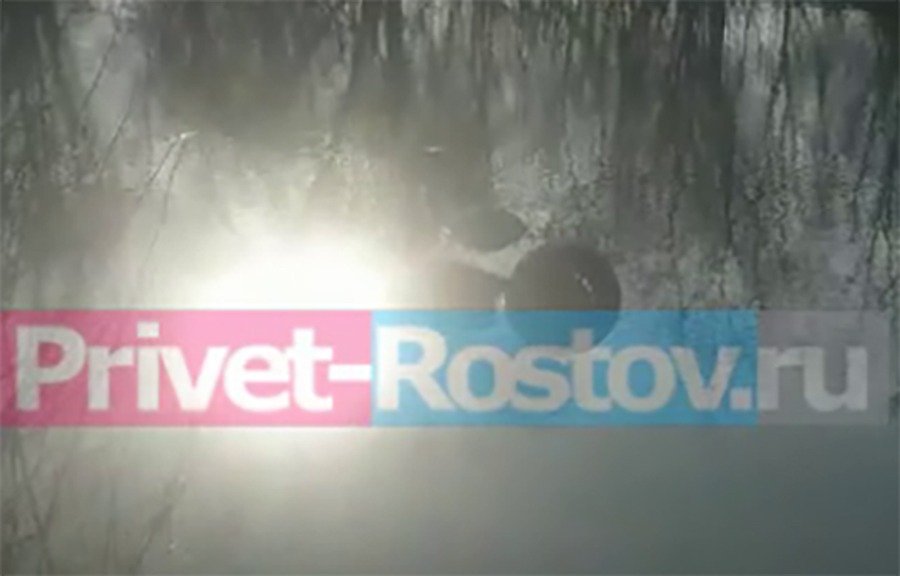 В Ростовской области при падении автомобиля в водный канал погибли двое мужчин