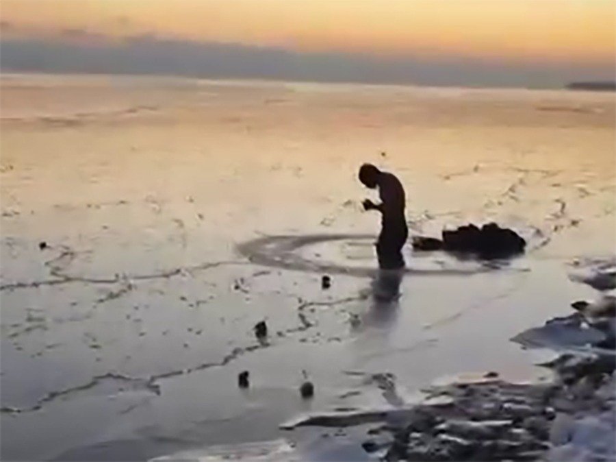 В мороз мужчина едва заживо не вмерз в воду в Таганрогском заливе днем 9 января