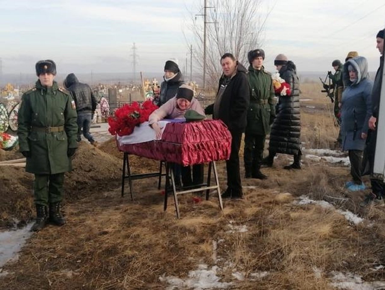 разбитому доту приходят ребята приносят цветы на могилу солдата фото 96
