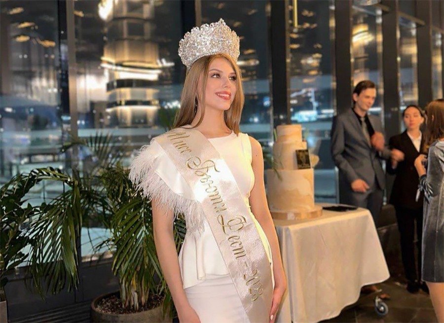 17-летняя школьница из Ростова-на-Дону выиграла в первом конкурсе красоты в Казани 28 января