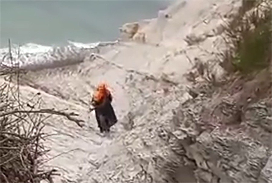 В Новороссийске спасли застрявшую на скале женщину днем 29 января