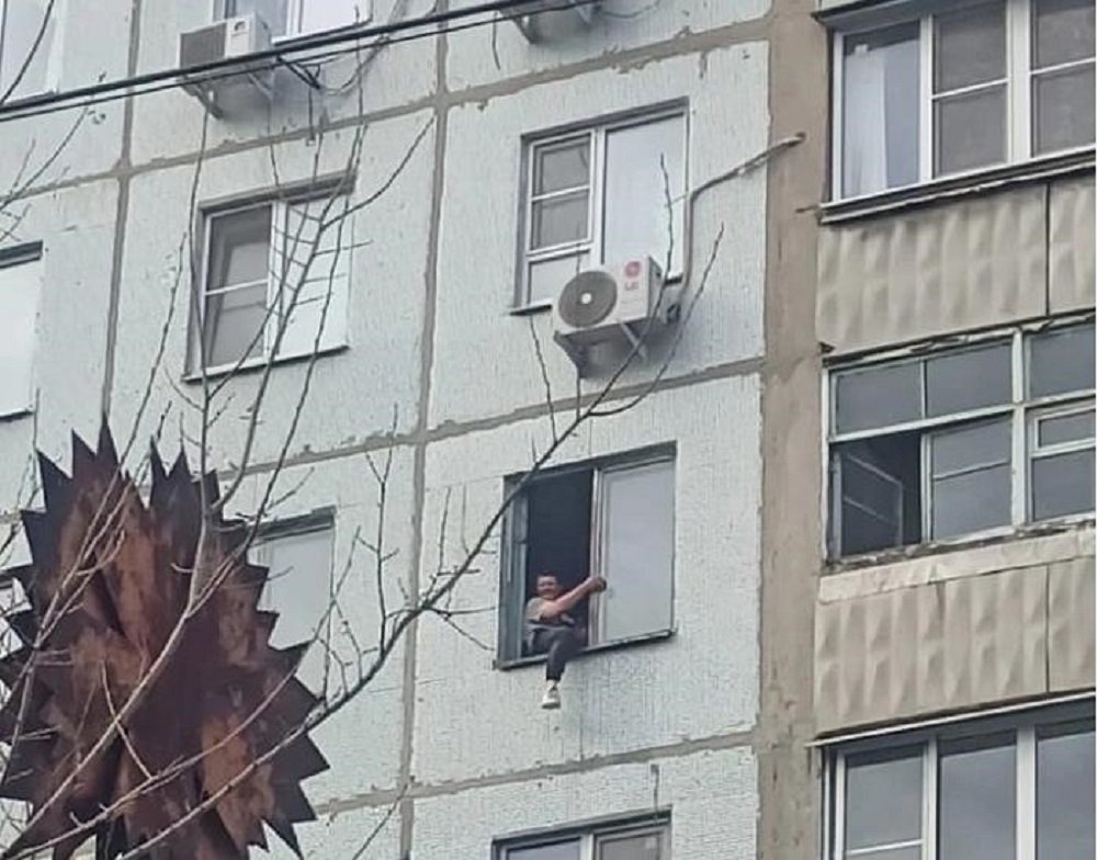 В Новочеркасске мужчина устроил дебош в собственной квартире и едва не выпал из окна