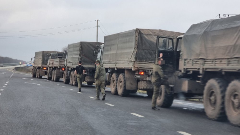 Не дали замерзнуть на трассе: ростовчанка поблагодарила военных за помощь на дороге