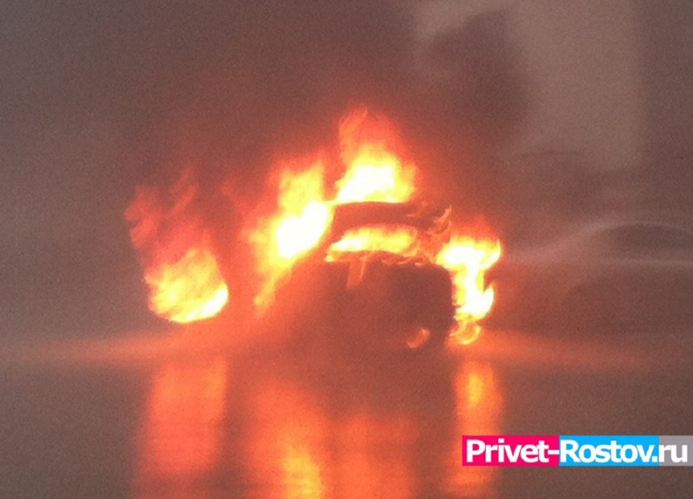 В Ростовской области во время движения загорелся автобус с шахтерами внутри утром 12 января