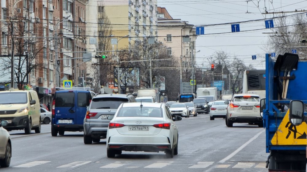 В Ростове запретили парковаться на нескольких улицах на Западном и в центра города