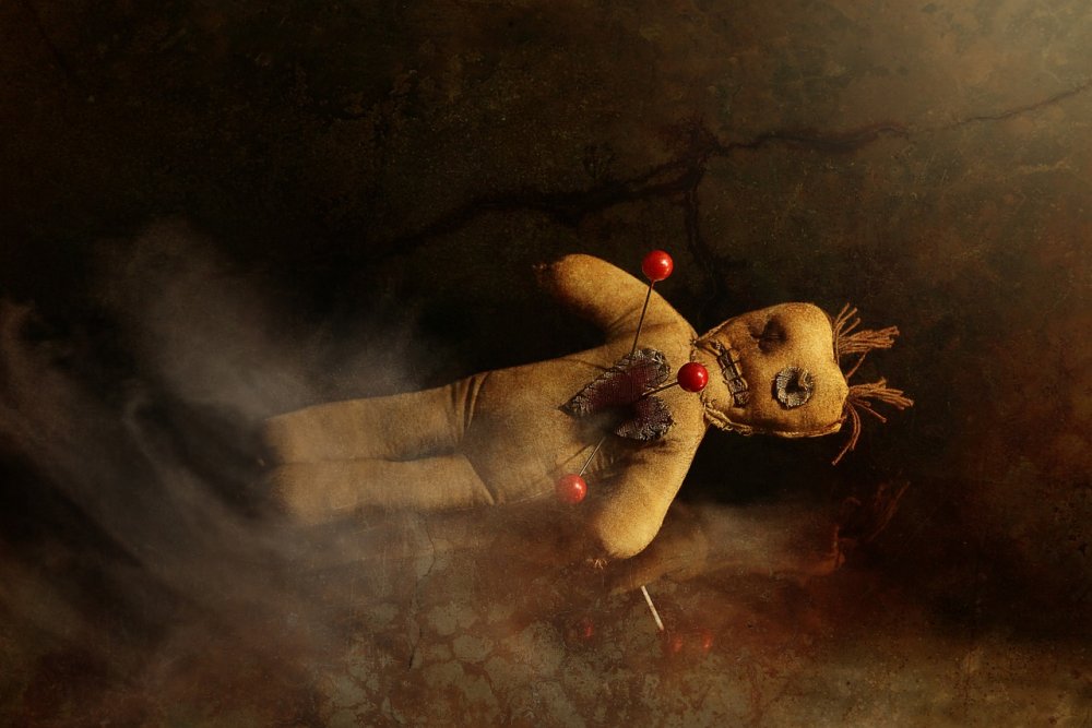Ритуальную куклу Вуду с фотографией мужчины обнаружили в сквере в Ростове-на-Дону