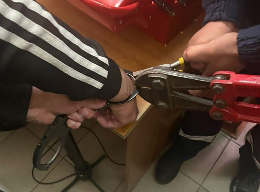 В Ростове-на-Дону спасатели помогли полицейским снять наручники с задержанного мужчины