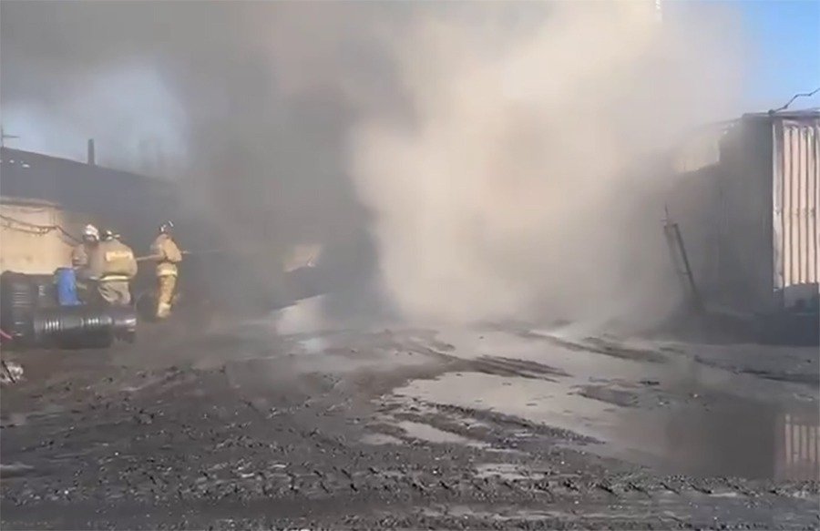 В Новошахтинске загорелся завод по переработке нефтепродуктов утром 8 февраля