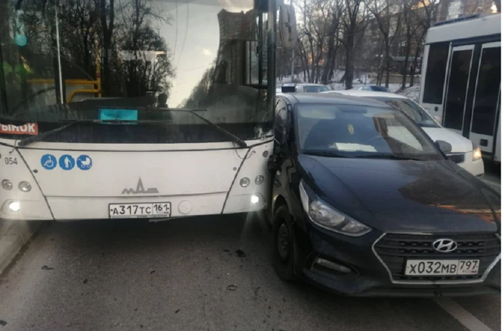 В гонках на проспекте Стачки в Ростове пострадала пожилая 68-летняя пассажирка автобуса