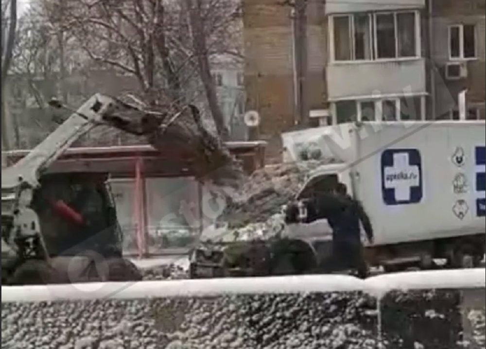 Психанувший водитель трактора в Ростове-на-Дону засыпал снегом «ГАЗель» в ходе ссоры
