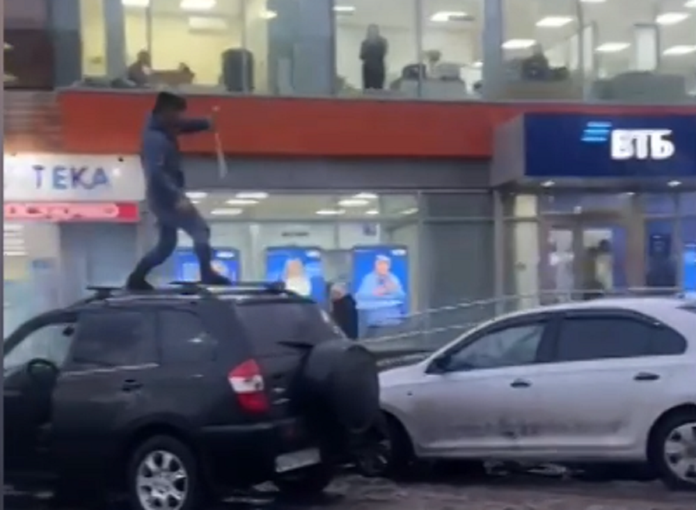 Мужчина размахивал саблей в Шахтах, забравшись на крышу авто днем 14 февраля