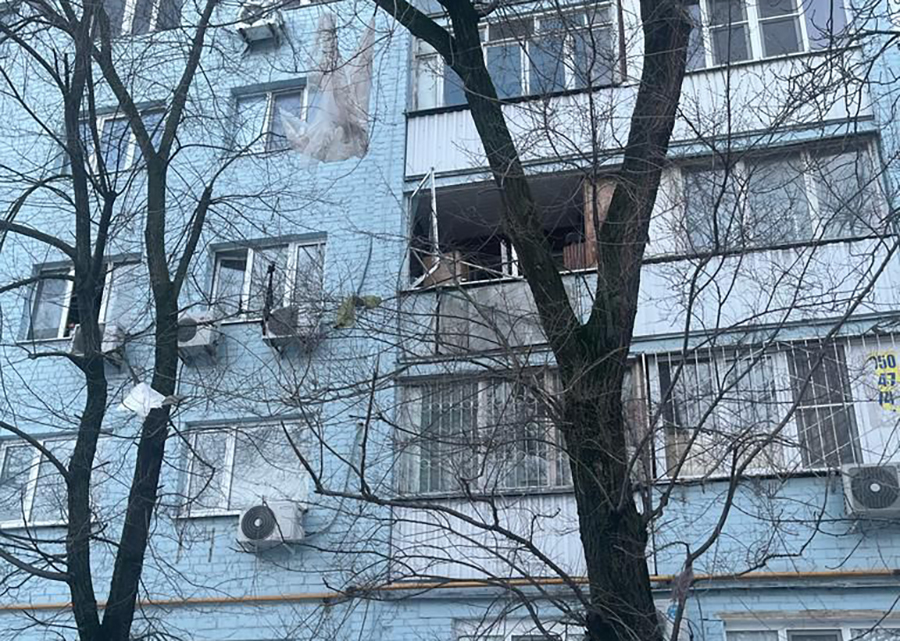 В Ростове 40 человек эвакуировали из-за пожара в многоэтажном доме после взрыва