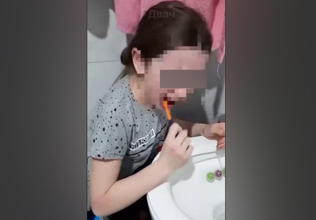 Папа дочку в туалете. Девочка в туалете. Чистим зубы!. Мать заставила дочь чистить зубы водой из унитаза.