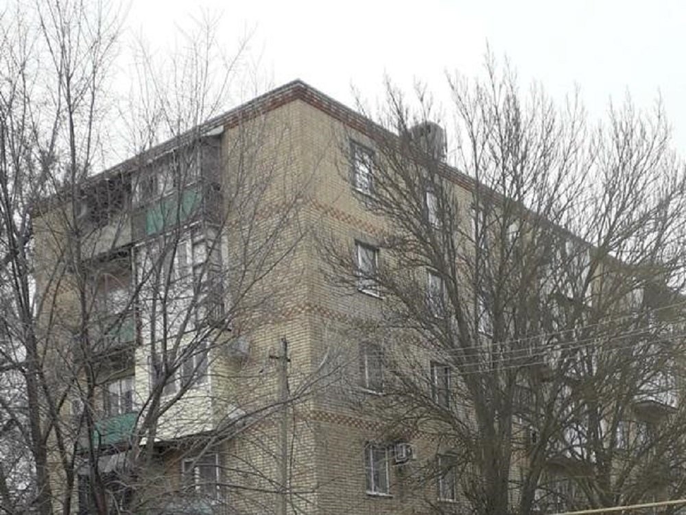 В Ростовской области через крышу затащили обратно женщину, едва не выпавшую с пятого этажа