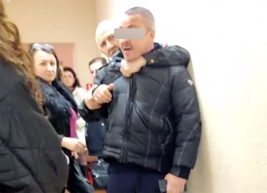 Беспредельщик обругал матом и напал на женщин в соцзащите в Ростове