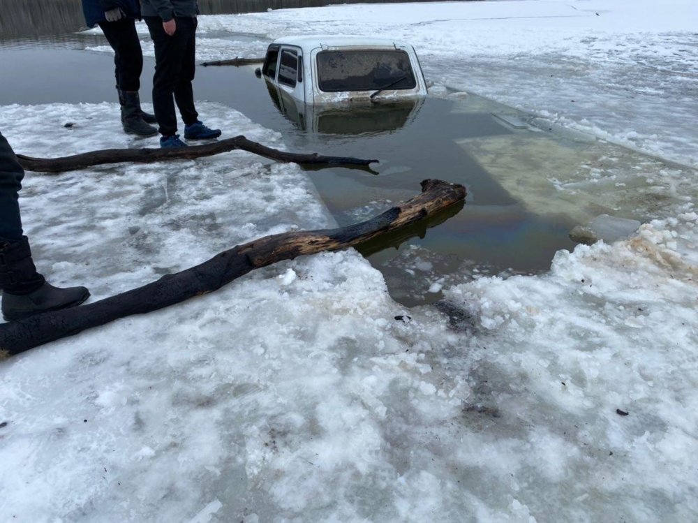В Донецке в Ростовской области «Нива» провалилась под лед утром 4 февраля
