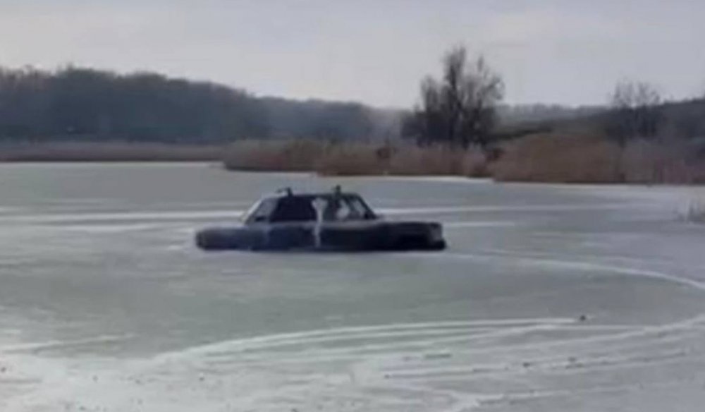 Дрифтовавший по реке мужчина в Новочеркасске провалился под лед и утопил «семерку»
