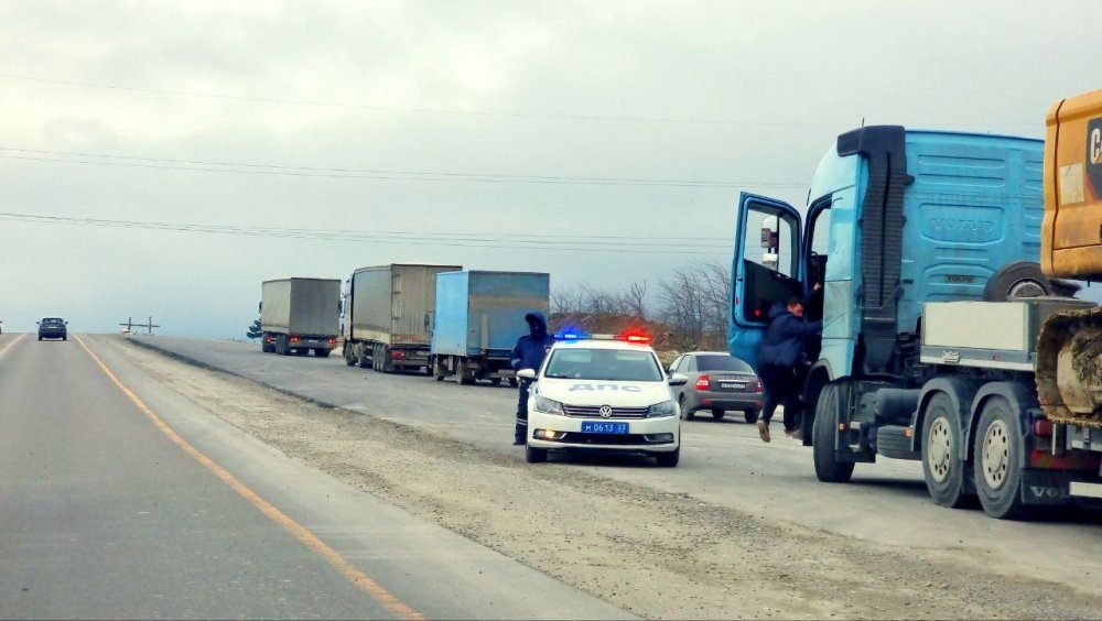 На трассе между Новороссийском и Геленджиком из-за урагана ограничили движение грузовиков днем с 6 февраля