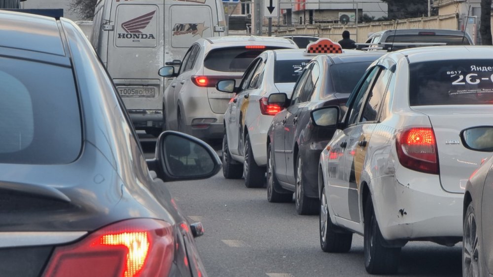 Автомобилистов в Ростовской области стали наказывать за проезд на желтый сигнал светофора