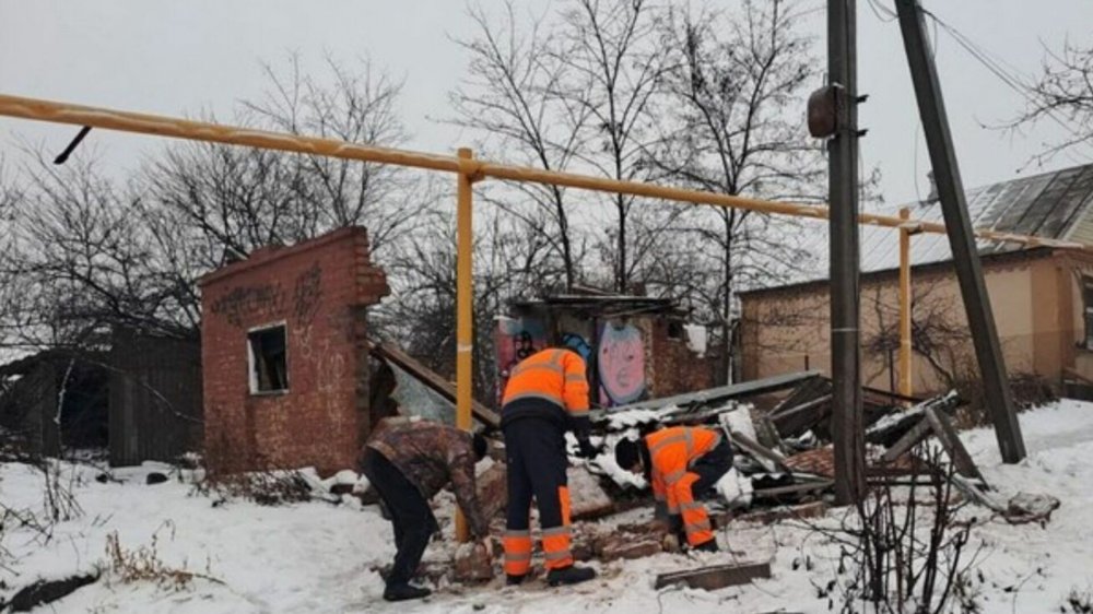 В Азове днём 14 февраля рухнул заброшенный ещё 10 лет назад дом