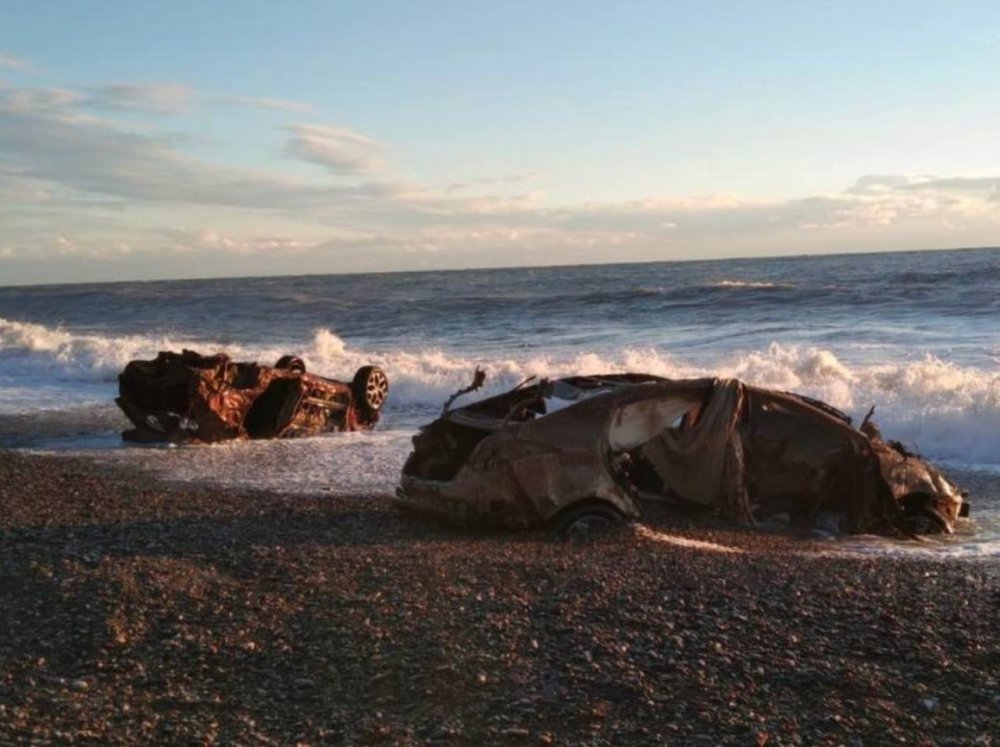 В Сочи шторм вынес на берег два ранее затонувших автомобиля летом в 2022 году