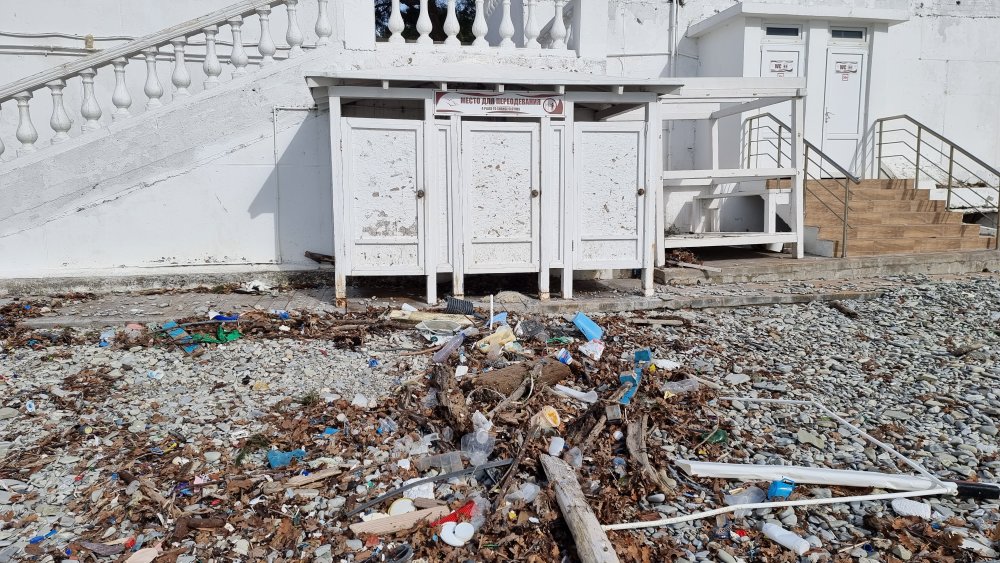 Зимние пляжи в Кабардинке после шторма оказались завалены мусором из Турции