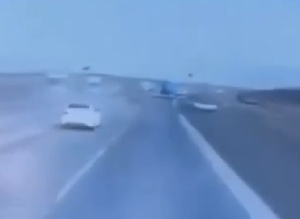 Видео с вылетевшей из окна машины девушкой в Ростовской области появилось в Сети днем 1 марта