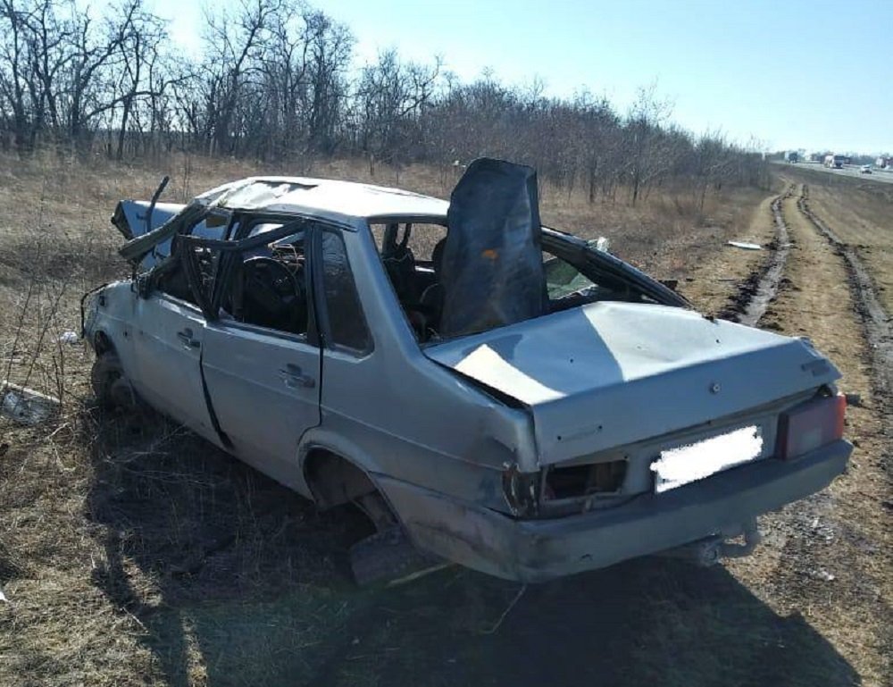 В ГИБДД рассказали подробности с места аварии в Ростовской области, где женщина вылетела в окно из машины